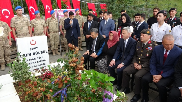 'Eren'siz geçen 9 yıl
Trabzon'un Maçka ilçesinde terör örgütü saldırısında 15 yaşında şehit olan Eren Bülbül, şehadetinin 9. yılında kabri başında düzenlenen programla anıldı
