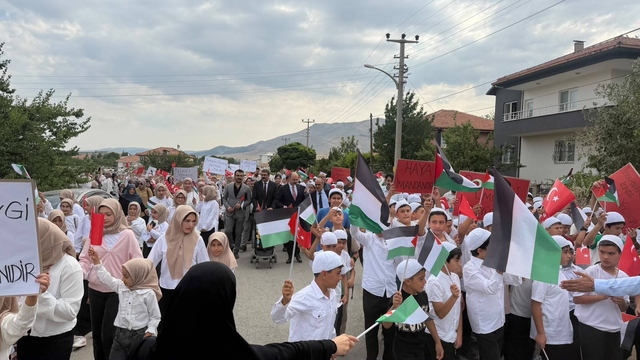 Kur'an kursu öğrencilerinden Gazze'ye destek yürüyüşü