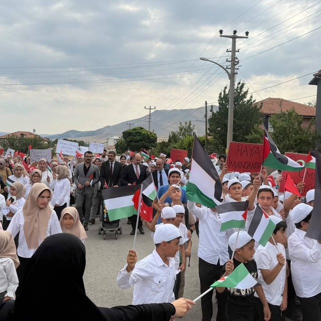 Kur'an kursu öğrencilerinden Gazze'ye destek yürüyüşü