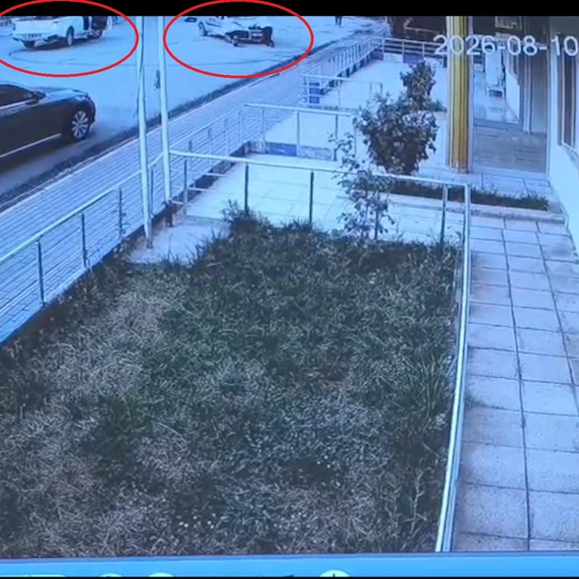 El freni çekilmeyen otomobili belediye çalışanları durdurdu