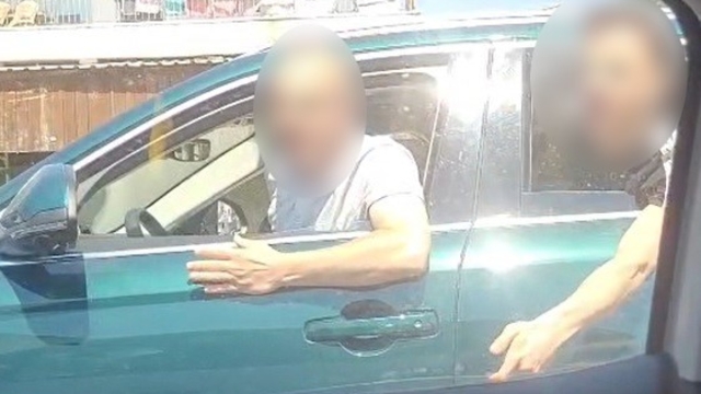 İzmir'de trafikteki tartışma taşlı saldırıya dönüştü