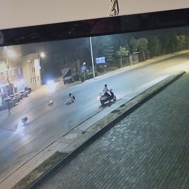 Karşıdan karşıya geçmeye çalışan çocuğa motosikletin çarptığı kaza kamerada