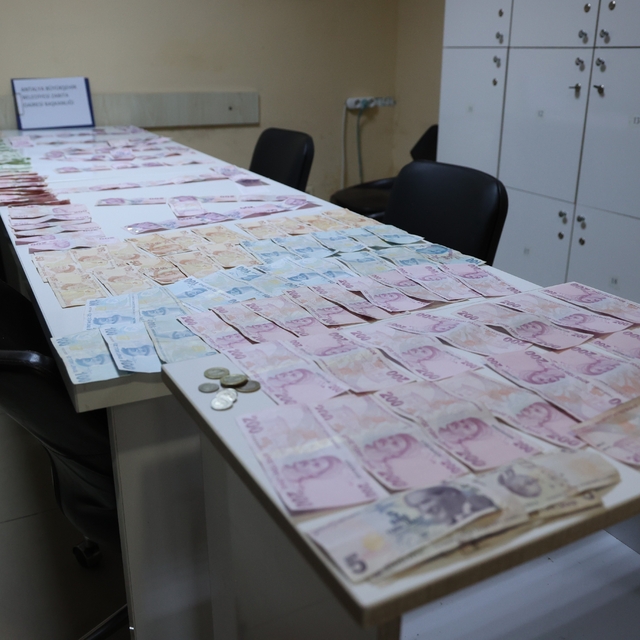 Antalya'da yakalanan dilencinin üzerinden 17 bin TL çıktı