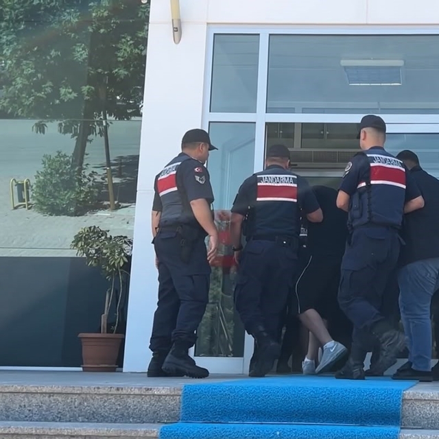 Dolandırıcılar 1 milyon liralık altınla kaçtı, jandarma 48 saat geçmeden ya...