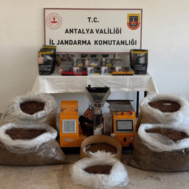 Antalya'da kaçak tütün operasyonunda 280 kilo kıyılmış tütün ele geçirildi