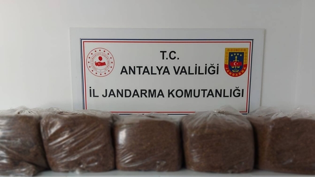 Alanya ve Demre'de 285 kilo kaçak tütün ele geçirildi