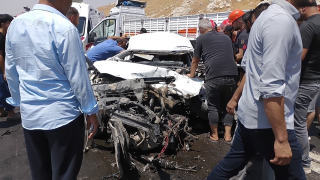 Kazada otomobilde sıkışan sürücü için zamanla yarıştılar
Şanlıurfa'da tır ile otomobil kafa kafaya çarpıştı: 1 ağır yaralı