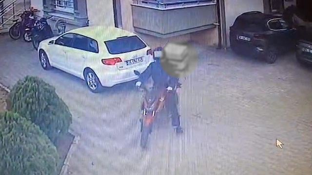 Kendi motosikleti gibi bindi, vitesi boşa atıp götürdü