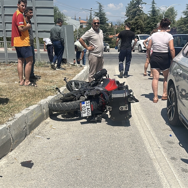 Burdur'da motosiklet ile otomobil çarpıştı: 1 yaralı