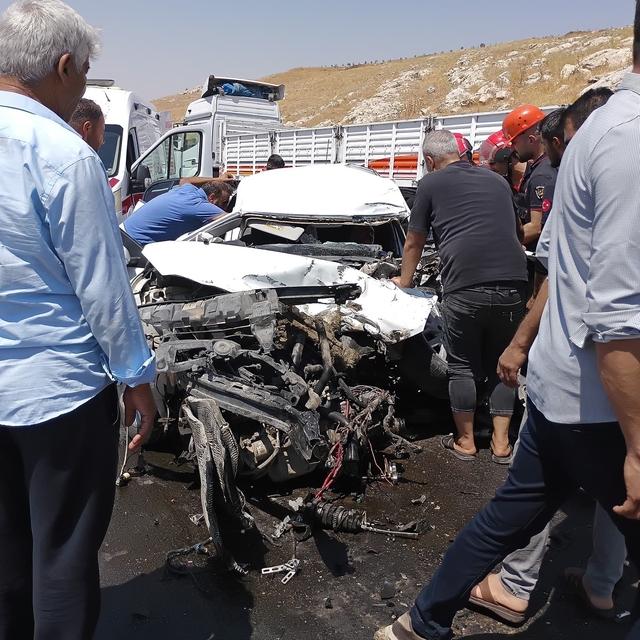 Kazada otomobilde sıkışan sürücü için zamanla yarıştılar
Şanlıurfa'da tır i...