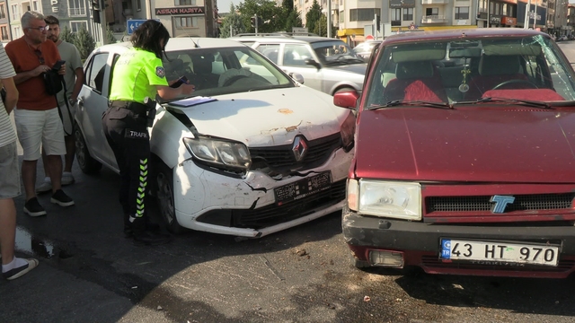 Tavşanlı'da iki otomobil kavşakta çarpıştı: 1 yaralı