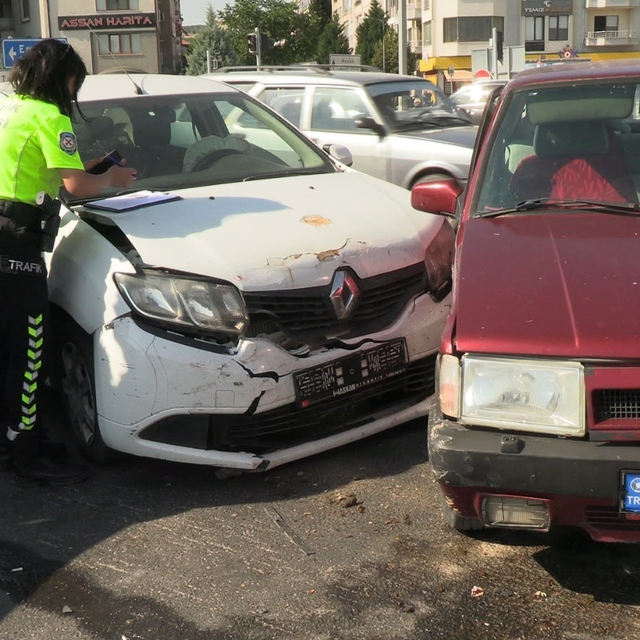 Tavşanlı'da iki otomobil kavşakta çarpıştı: 1 yaralı