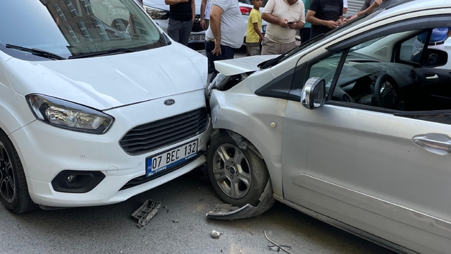 Siirt'te iki hafif ticari araç kafa kafaya çarpıştı: 1 yaralı