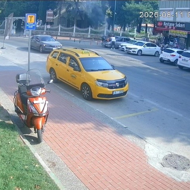Bursa'nın turistik bölgesinde yangın paniği
Taksi şoförü yangın tüpüyle koş...