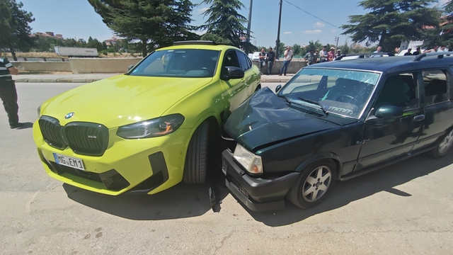 Isparta'da iki otomobil çarpıştı: 2 yaralı