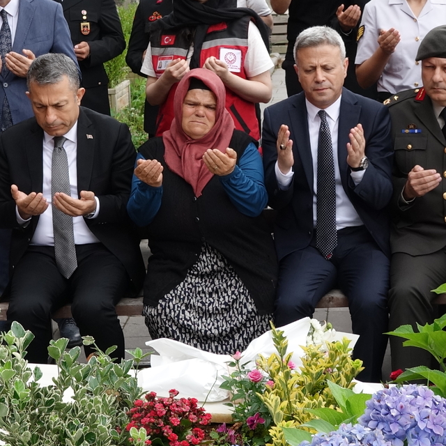 Şehit Eren Bülbül, kabri başında anıldı