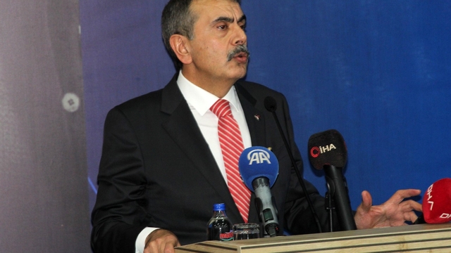 Bakan Tekin, "Siyaset üzerine düşeni yaptı, şimdi sıra millette"
Millî Eğitim Bakanı Yusuf Tekin Şırnak'ta kütüphane projeleri protokol imza törenine katıldı