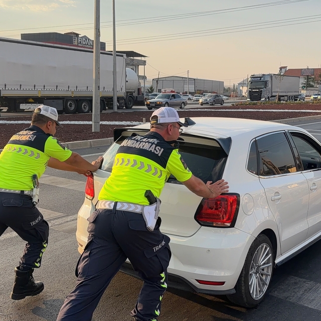 Yolda kalan sürücünün imdadına trafik jandarması yetişti