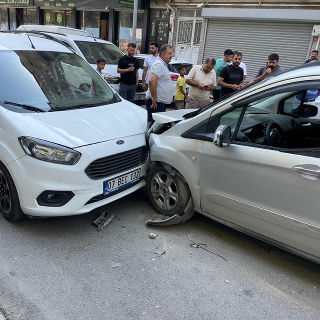 Siirt'te iki hafif ticari araç kafa kafaya çarpıştı: 1 yaralı