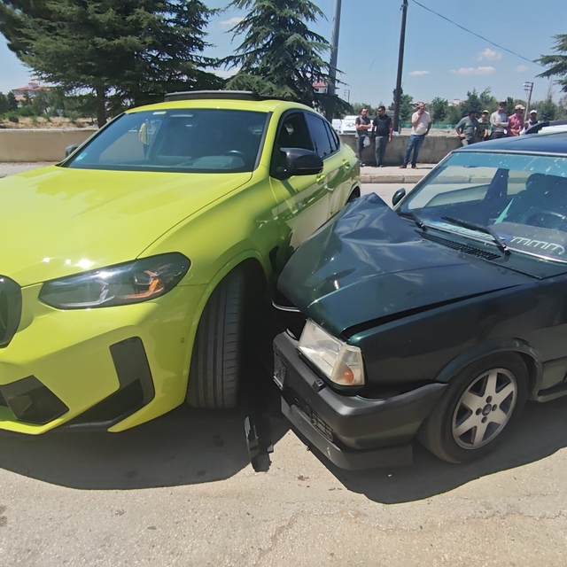 Isparta'da iki otomobil çarpıştı: 2 yaralı