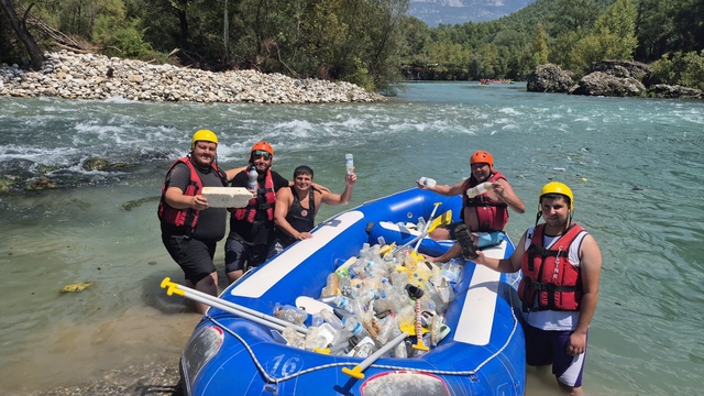 Beşkonak'ta raftingciler kürekleri bırakıp çöp topladı