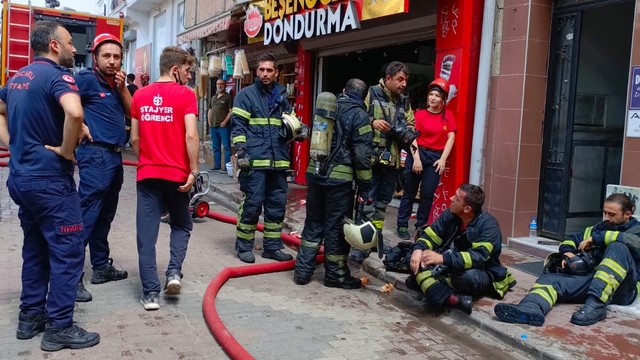 Tadilat sırasında atık malzemeler tutuştu
İş yerinde yangın paniği