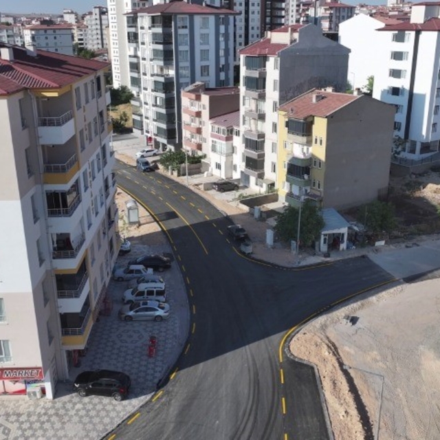 Niğde'de altyapısı tamamlanan bölgelerde asfalt çalışmaları sürüyor