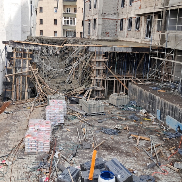 Erzurum korkutan anlar: İnşaatın tablası beton dökümünde çöktü