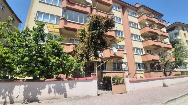 Hırsızların hedefi bu kez apartmanın çatı kapısı oldu
4. kattaki çatı geçiş kapısını çalıp kayıplara karıştılar