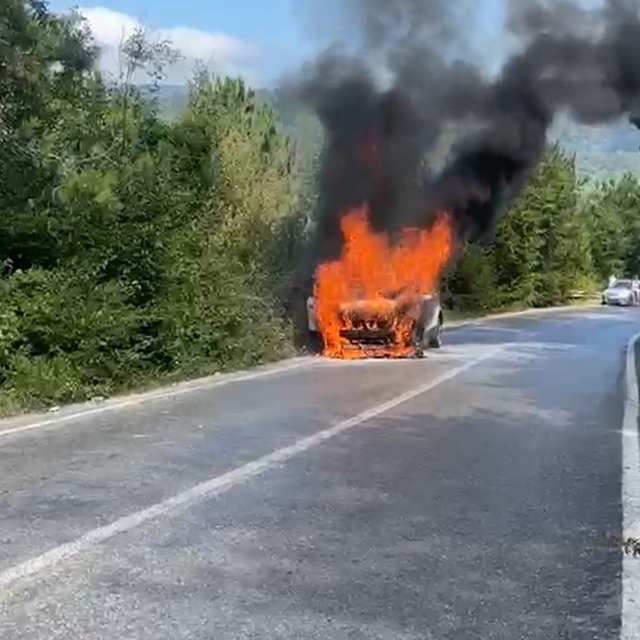 İnkumu yolunda otomobil alevlere teslim oldu