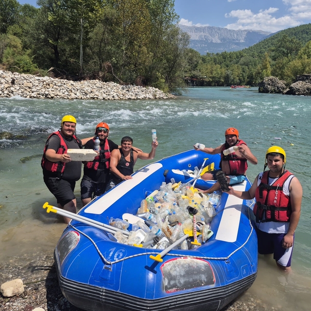 Beşkonak'ta raftingciler kürekleri bırakıp çöp topladı