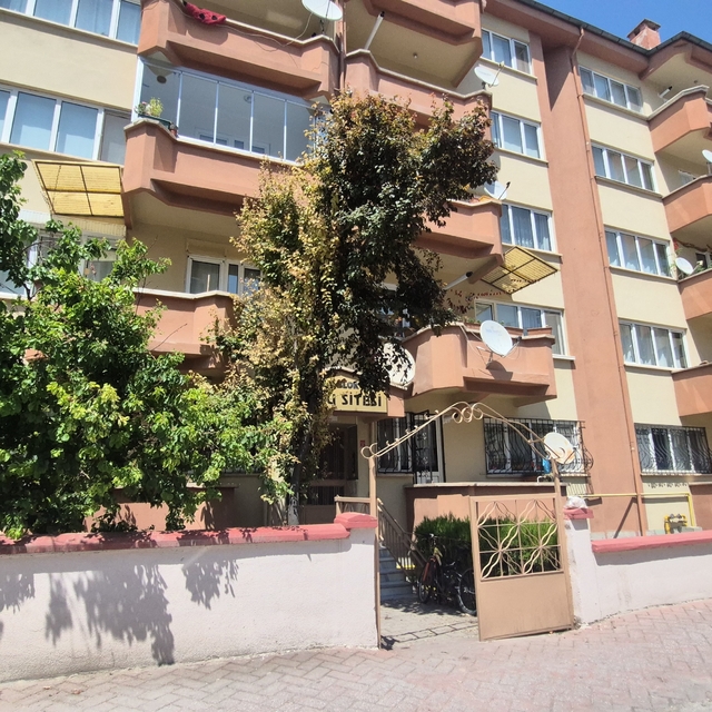 Hırsızların hedefi bu kez apartmanın çatı kapısı oldu
4. kattaki çatı geçiş...