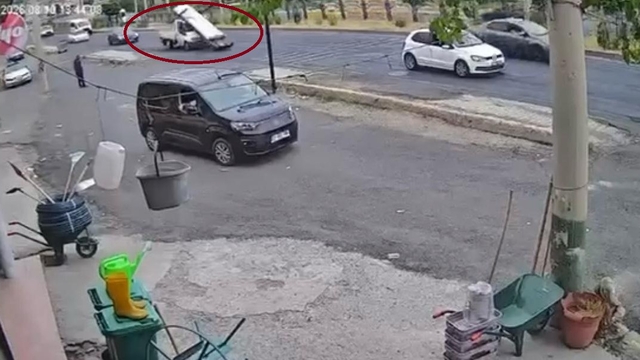 Ani frenle demirlerin kamyonetten yola savrulması kameraya yansıdı