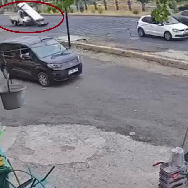 Ani frenle demirlerin kamyonetten yola savrulması kameraya yansıdı