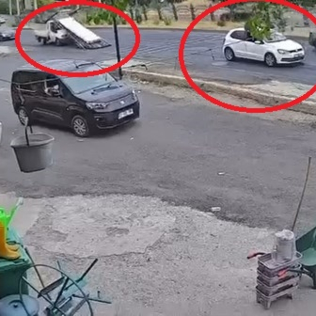 Sürücüsünün ani fren yaptığı kamyonetteki demirler yola saçıldı; o anlar ka...