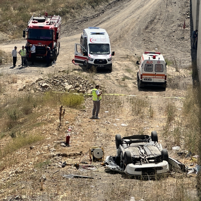 Otomobil, 15 metreden uçtu; sürücü öldü, eşi ve 2 çocuğu yaralandı