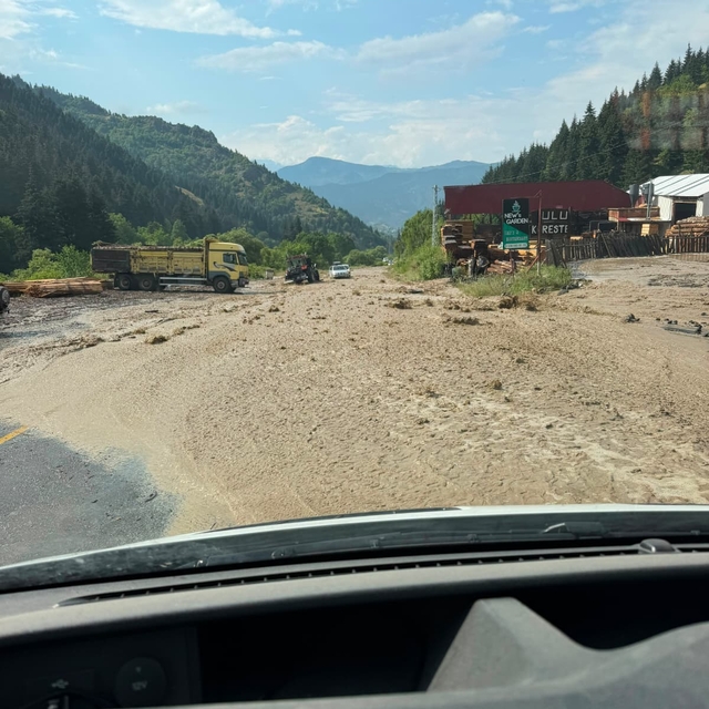 Artvin'de sağanak nedeniyle ulaşım aksadı