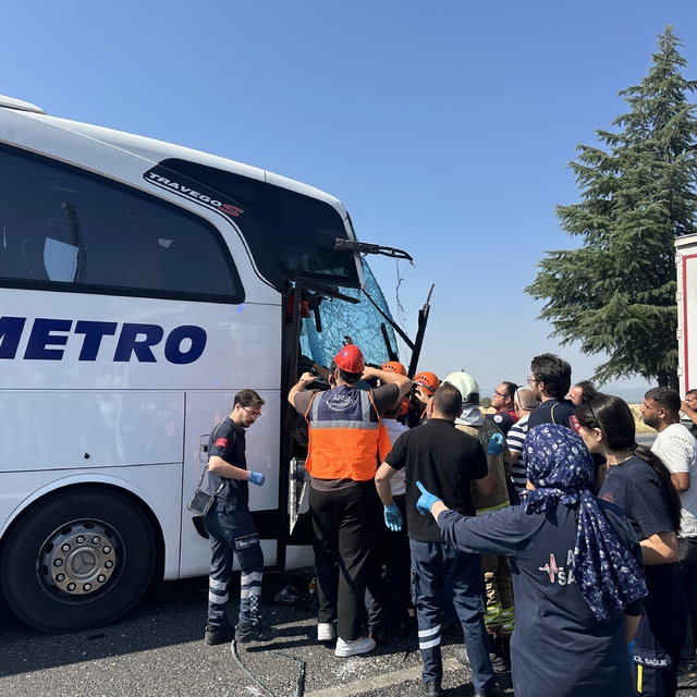 Uşak'ta yolcu otobüsünün kamyona arkadan çarptığı kazada ağır yaralanan mua...