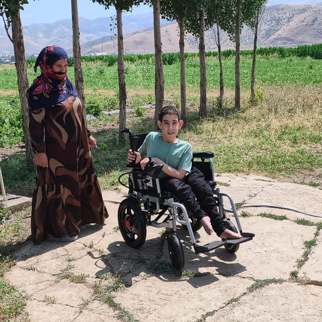 Spina Bifida hastalığı bulunan Yusuf'a akülü sandalye desteği