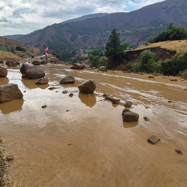 Heyelan nedeniyle Yedisu-Karlıova kara yolu ulaşıma kapandı