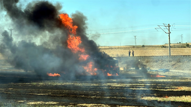 TIR'daki yangın, tarlaya sıçradı