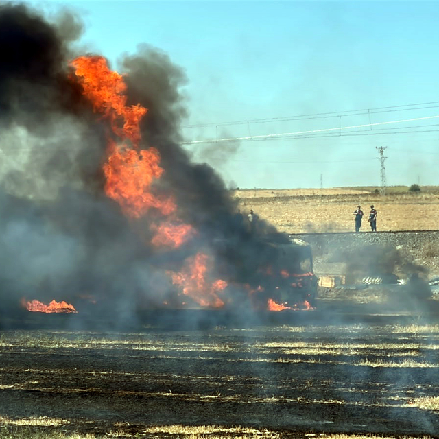 TIR'daki yangın, tarlaya sıçradı