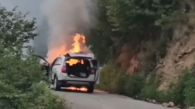 Giresun'da seyir halindeki otomobil alevlere teslim oldu: 5 kişilik aile son anda kurtuldu
