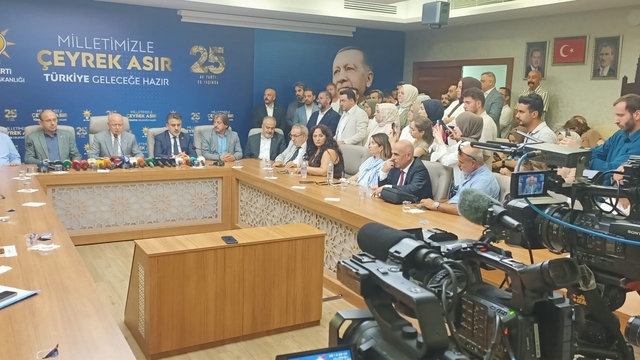 Bursa'ya ya 2 yeni hastane müjdesi
Ak Parti Bursa İl Başkanı Davut Gürkan Ali Osman Sönmez Devlet Hastanesi'nin açılmasının ardından şehre 2 yeni hastane daha kazandıracaklarının müjdesini verdi
Ak Parti Bursa İl Başkanı Gürkan:
"Daha ilk oylamada kendi genel başkanlarını yalanlayan bir parti ile karşılaşmış olduk"
