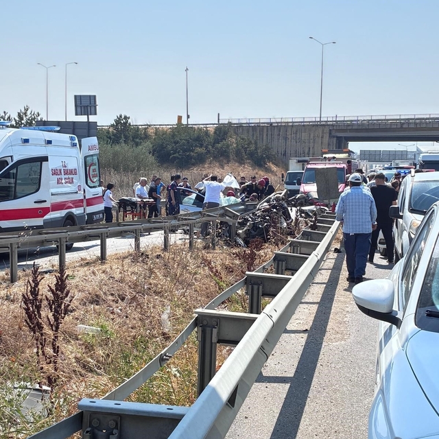 Direksiyon hakimiyetini kaybeden otomobil bariyere girdi