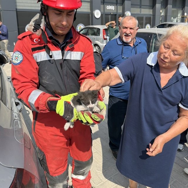 Otomobilin motor bölümüne sıkışan kedi kurtarıldı