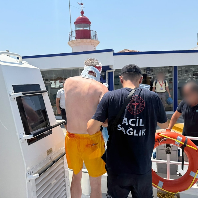 Gezi teknesinde yaralanan vatandaşa Sahil Güvenlikten tıbbi tahliye