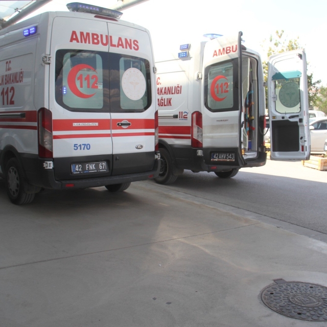 Beyşehir'de ticari taksi anne ve kızına çarptı: 2 yaralı