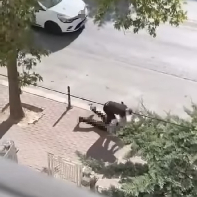 Husumetlisini sokak ortasında bıçaklayarak öldürdü: Saldırı anı kamerada