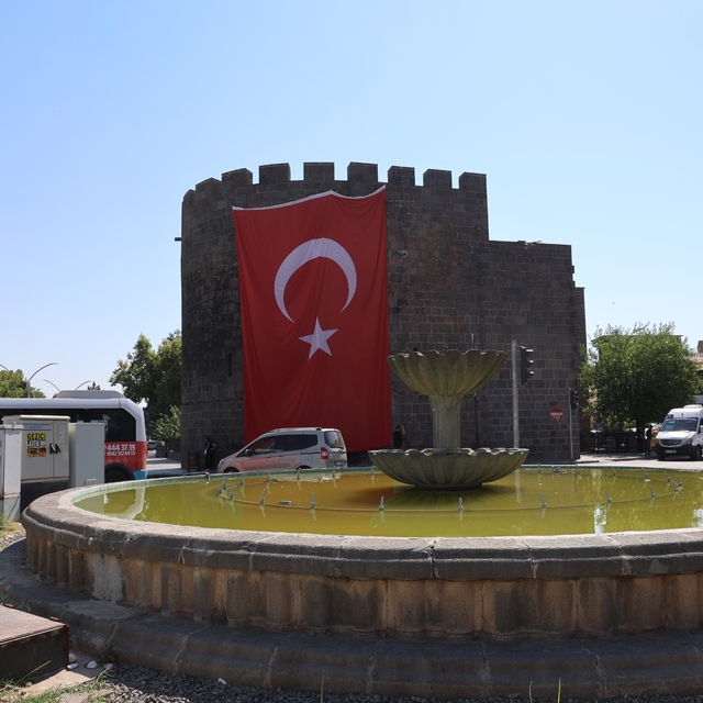 "Terörsüz Türkiye" hedefine ilişkin kanun teklifi Diyarbakır'da memnuniyetl...